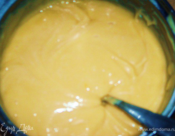 Снять посуду с медовой массой с водяной бани и добавить муку. Замесить тесто. Тесто получается жидким. Хорошо если есть время подержать тесто в холодильнике пару часов, а после холодильника час в теплом месте.