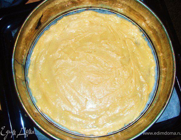 Вырезать из бумаги для выпечки 5 кругов размером чуть больше нашей разъемной формы. На противень положить бумагу для выпечки,поставить кольцо от разъемной формы, в середину выложить две столовые ложки теста, размазать его по всему диаметру.
