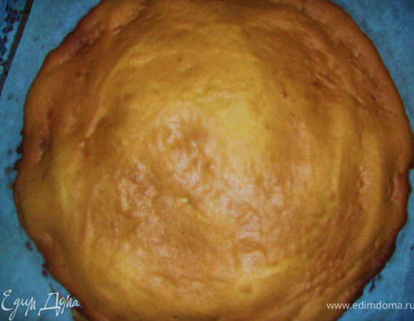 В заранее нагретую до 180 гр духовку поставить корж на 7-8 минут до золотисто коричневатого цвета. Так же выпекать еще 4 коржа. Выбрать самый неудачный и еще немного подсушить в духовке понизив температуру до 90 гр. Вынуть и измельчить в крошку для присыпки торта.