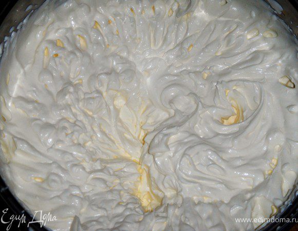 За 3-5 часов отвесить сметану, чтобы стекла лишняя жидкость.
Взбить сметану с сахаром. Взбить сливки и смешиваем их со взбитой сметаной.


