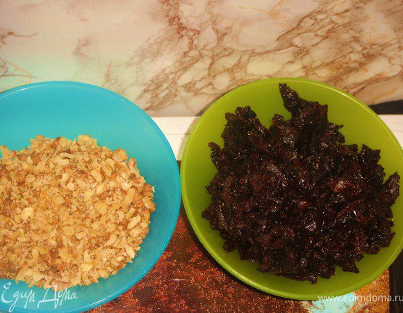 Чернослив нарезать полосками.
Орехи измельчить, но не слишком мелко.