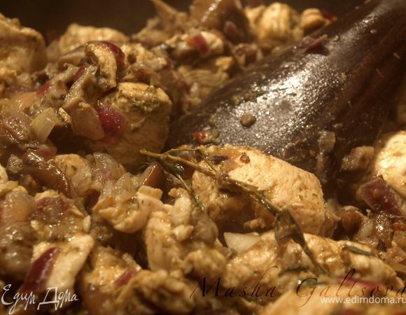 Добавляем курочку. Обжариваем на сильном огне 3-5 минут, постоянно встряхивая. Добавляем грибы. Солим и перчим. Обжариваем 3-5 минут, не забывая встряхивать. Вливаем виски, даём алкоголю выпариться, добавляем оставшийся тимьян. Убавляем огонь и томим до готовности.