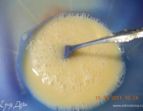 разбиваем яйцо в стакан и доливаем воду в стакан выливаем в миску и перемешиваем, добавляем лимонную кислоту, соль