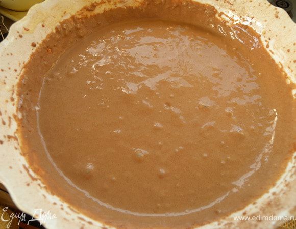 1. Взбить яйца с сахаром. Добавить сметану, молоко и растопленное масло. Просеять муку и какао. Добавит разрыхлитель. Смешать жидкое и сухое. Если нужно - добавить муки или молока. Смотреть, чтобы тесто было густоватое. 