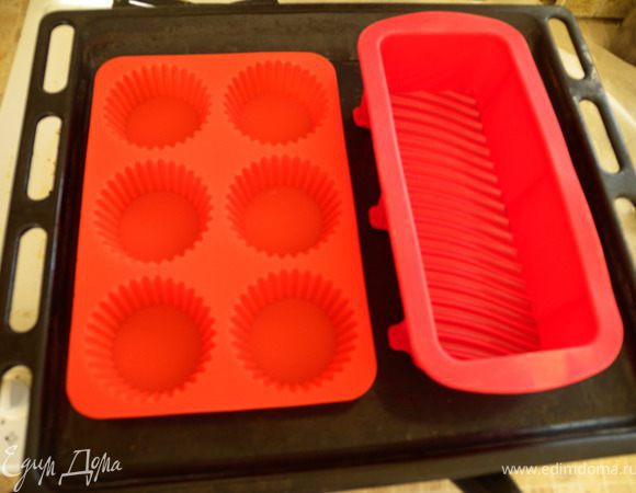 2. У меня теста получилось много и я сделала в прямоугольной форме и 6 маффинов. Формы положить в противень. 