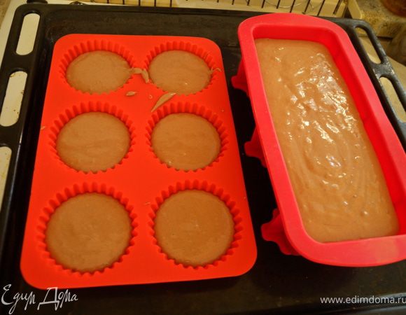 3. А потом уже налить тесто. Так, чтобы у маффинов было место куда расти. Остальное в прямоугольник. 