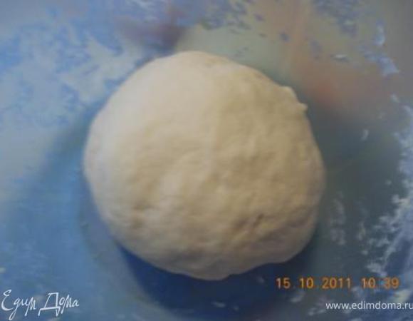 просееваем муку и месим тесто оно должно быть достаточно плотным, месим пока от рук отставать не начнёт, минут 10, а затем скатываем в шар, накрываем полотенцем и оставляем на 30 минут