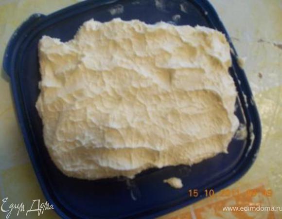 пока тесто стоит займёмся маслом, его надо хорошо перемешать с 2 ч ложками муки и слепить плоскую прямоугольную лепёшку