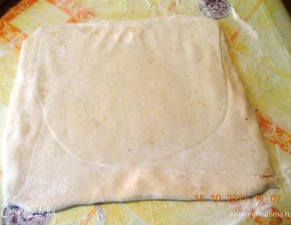 и "прячем" масло в конверт из теста, затем этот конвертик аккуратно раскатываем, толщиной в 1 см. Масло под скалкой так и норовит прорваться наружу, но этого допускать нельзя 