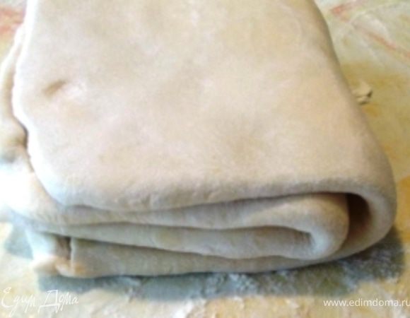 складываем пласт теста вчетверо и ставим в холодильник на 10 минут