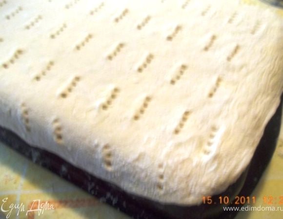 а дальше у меня возникла проблема. Мама всегда резала тесто на 4 части. потом каждую отдельно раскатывала, но я не понимаю как это сделать не нарушая слоистой структуры теста. Я раскатала тесто в длинный пласт и разрезала на 4 части, каждую часть по очереди, при помощи скалки переносим на противень, накалываем вилкой и выпекаем при 200 гр 15-20 минут 