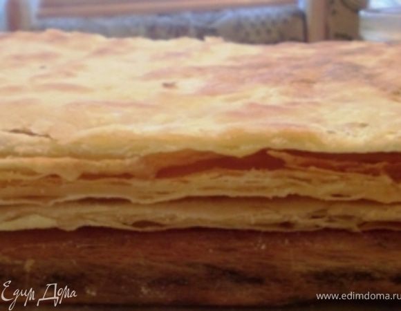 готовые коржи складываем в стопку и ровняем, обрезая с краёв лишнее ( один край я специально не подравнивала, мы со старшим сыном этот край уже в готовом торте подравняли;) вкууусно!). Обрезки  подсушиваем в духовке ещё минут 15