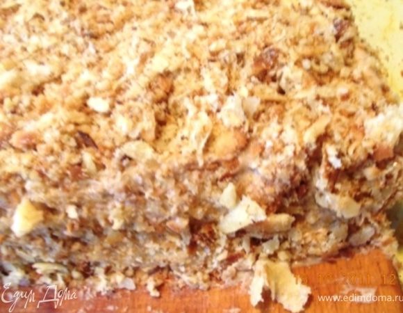 остывшие обрезки коржей разминаем в крошку руками, добавляем, отложенные орехи и посыпаем этой смесью верх и бока торта, убираем в холодильник на несколько часов, лучше на ночь