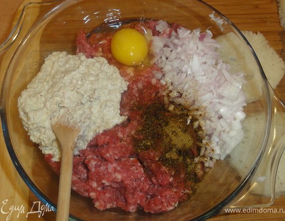 Лук мелко порубить.
Все ингредиенты для фарша смешать.
