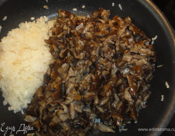 Вторую луковицу и грибы мелко  нарезать.  На разогретом масле сначала  обжариваете лук до золотистого цвета, а затем добавляем грибы. Жарим 20 минут.
