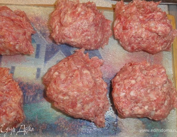 Готовим зразы. Фарш отбить и разделить на равные части. 
