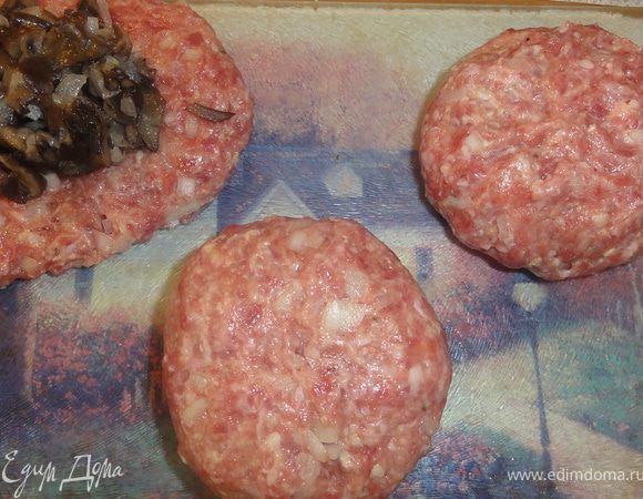 Из каждой части формуем лепешку, укладываем на середину грибы и лепим котлетку круглой форы.