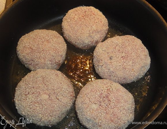 Обваливаем в сухарях и обжариваем со всех сторон до готовности.