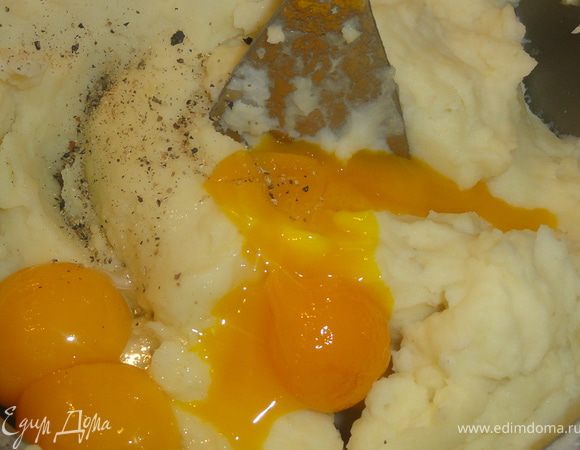 Картофель размять с молоком и маслом. Дать остыть и добавить желтки (лучше всего использовать желтки деревенских яиц).