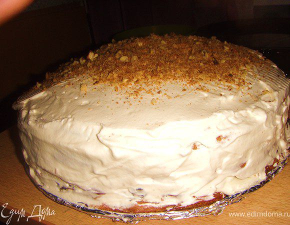Повторить слой с черносливом, положить сверху корж. Потом обмазать весь торт сверху и по бокам кремом. 