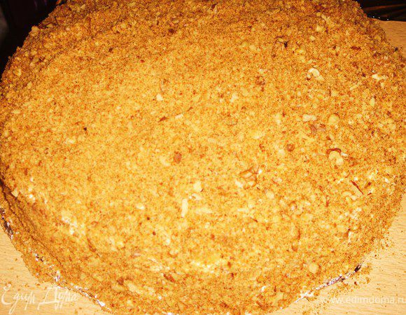 Обсыпать смесью крошки и оставшейся половины орехов. Желательно дать пропитаться торту сутки, минимум ночь. Наслаждайтесь!