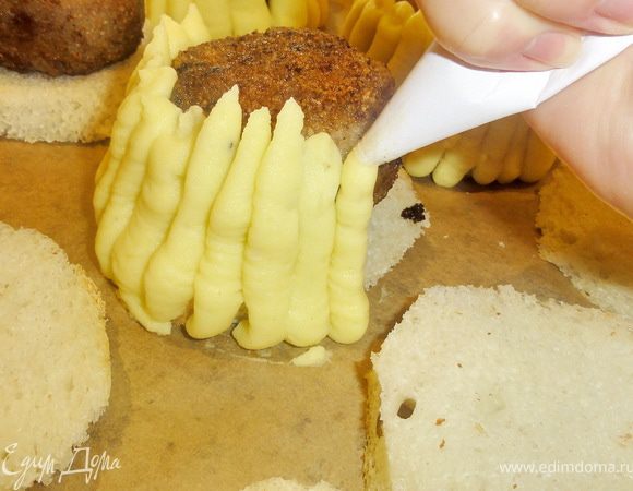 На смазанный противень раскладываем хлеб, на него зразы. Картофельное пюре с помощью кондитерского мешка, выдавливаем вокруг зраз. Если у вас нет кондитерского мешка, то можно  это сделать с помощью бумажного листка, свернув из него кулек.