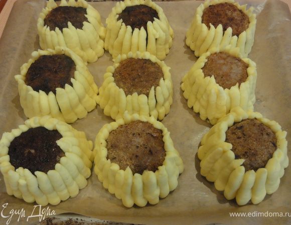 Поставить наши подсолнухи запекаться в разогретую до 220 гр.  духовку на 10-15 минут.