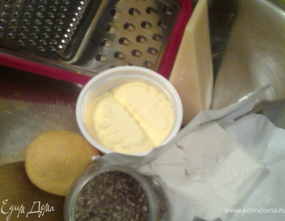 У меня была пачка творога(200гр),сыра ушло в тесто 2ст.л.+на присыпку.