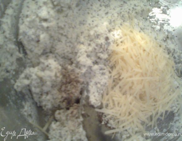 Растираем творог с сухим базиликом,сыром,цедрой,щепоткой соли,щепоткой перца.