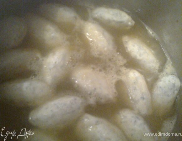 В кипящую подсоленную воду(у меня остался с вечера отвар от тыквы к пирогу Виктории)добавить оливковое масло и осторожно опустить ньокки на 5 минут.Лучше не мешать,иначе развалятся.Огонь убавить.