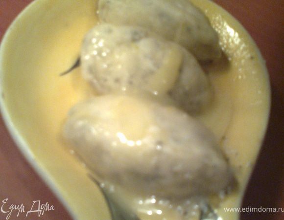 Шумовкой достать нежнейшие ньокки,полить растопленным сливочным маслом...