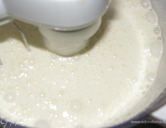 Взбить яйца с сахаром до увеличения в обьеме.