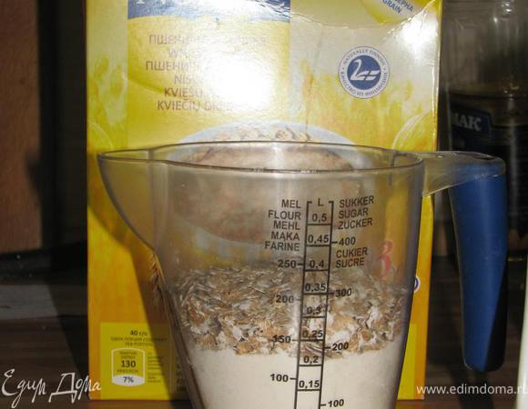 Постепенно всыпать муку, пшеничные хлопья с ванилью и корицей, продолжить взбивать некоторое время.