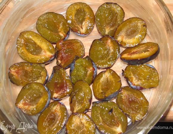 Выложить сливы срезом вверх в смазанную сливочным маслом форму.