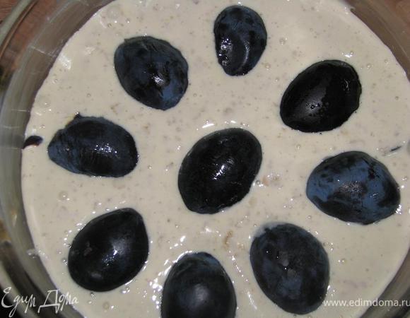 Залить тестом, сверху выложить оставшиеся сливы срезом вниз.