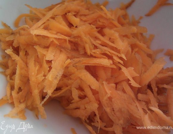 Натереть морковь на терке.