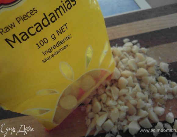Измельчить (не очень мелко) орехи макадамия.