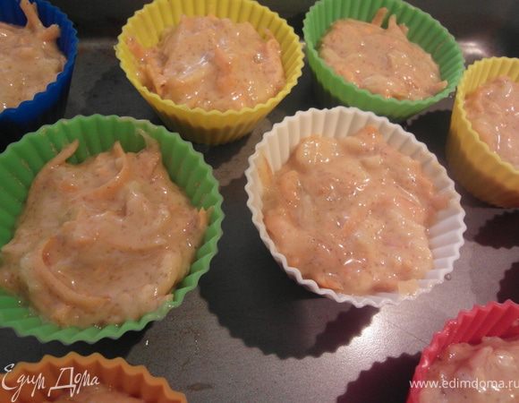 Разогреть духовку до 180 градусов (160 градусов, если духовка с феном).

Наполнить формочки для маффинов на 1/3.

Выпекать 25 минут (желательно готовность проверить ножом).