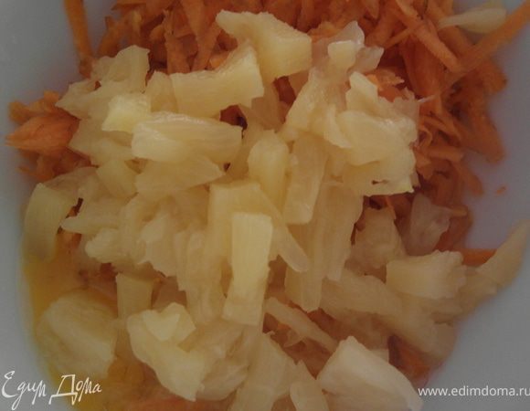 В отдельной небольшой посуде, смешать ореховое масло, яйцо, ванилин, морковь и ананас.