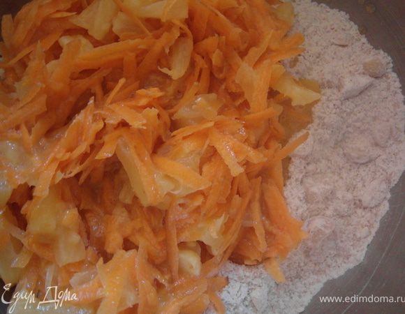 Добавить морковную смесь к смеси с мукой.
