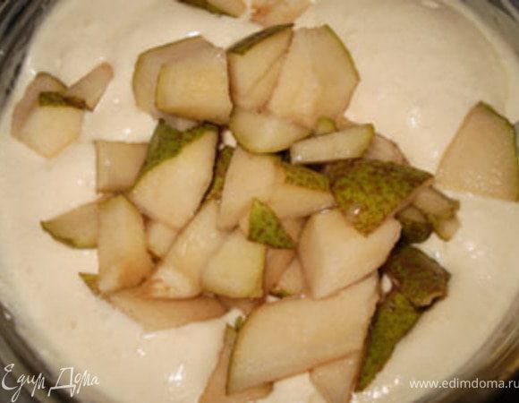 Грушу порезать. Смешать творог, взбитые яйца и муку до однородности. Добавить творог.