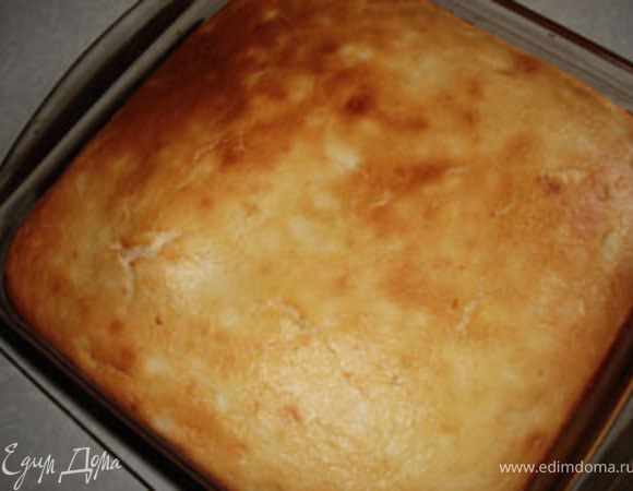 Тесто вылить в форму, смазанную маслом и выпекать в духовке при 200-220 градусов в течении 25-30 минут
