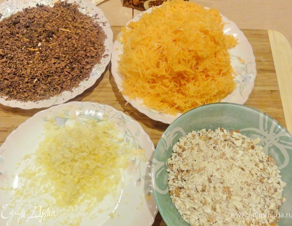 На мелкой  терке натереть очищенную морковь и цедру лимона, а на крупной шоколад.
Миндаль измельчить (желательно не в блендере).
