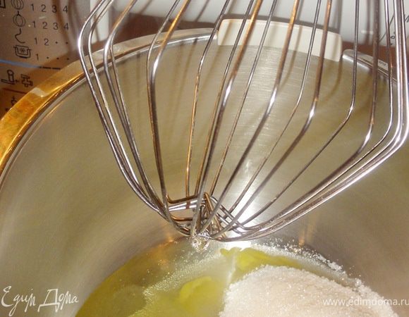 Яйца, сахар и сливочное масло взбить в течение 5 минут.