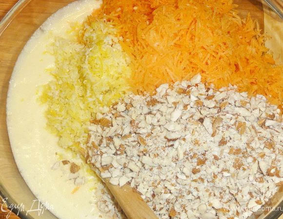 Добавить к яично-масленой молоко,смеси цедру лимона, миндаль, морковь, 1,5 ст. лож. лимонного сока и перемешать.