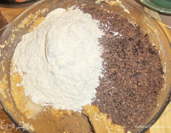 Постепенно всыпать муку, шоколад, мускатный орех и корицу, соль, разрыхлитель и все тщательно перемешать.