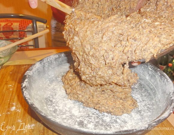 Форму смазать сливочным маслом, посыпать мукой. Выложить тесто и поставить выпекать в духовку, разогретую до 175 градусов на 1 час.