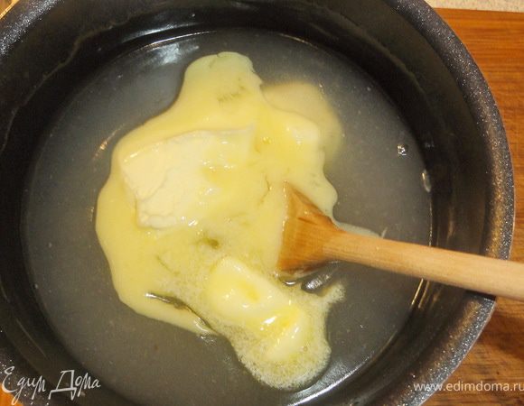 Пока наш пирог выпекается, приготовим соус.  Сахар, воду, крахмал и лимоный сок, смешать и поставить кипятить, непрерывно помешивая. Как только наш соус начнет густеть и закипит, снять с плиты и сразу добавить масло. Мешать пока се масло не остынет. У вас получиться легкий соус сливочного цвета, с очень нежной и мягкой текстурой.