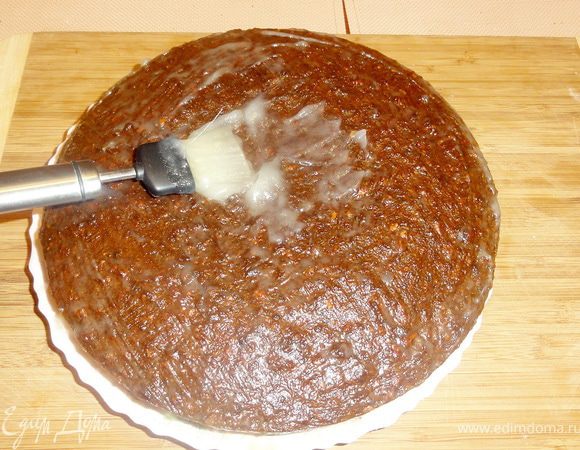 Остывший пирог смажьте  соусом, при желании оформите стружкой из лимонной цедры. 