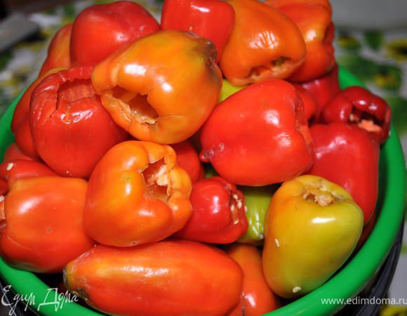 Помыть, почистить овощи. Лук, морковь почистить,  удалить плодоножку переца.